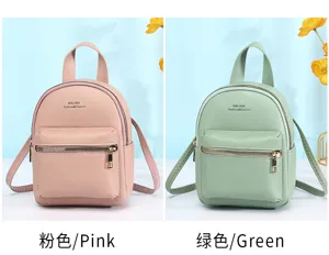 Mini zaini mostrati nelle opzioni rosa e verde con elegante finitura in grana.