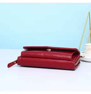 Zijaanzicht van rode multifunctionele crossbody telefoontas met gelaagd ontwerp