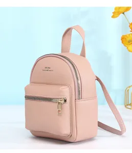 Dettaglio di un mini zaino a tracolla rosa cipria con trama in pelle martellata