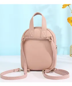 Vista posteriore dettagliata del mini zaino in pelle PU rosa con spallacci regolabili