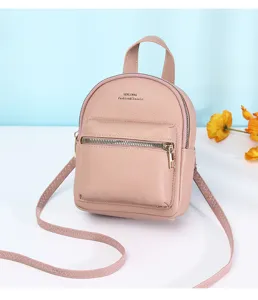 Dettaglio dello zainetto rosa mini con cerniera frontale e logo SENLINNA stampato
