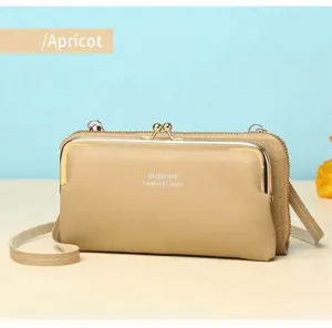 Nahaufnahme einer aprikosenfarbenen Handytasche aus Kunstleder mit Gold-Metallverschluss
