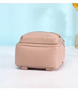 Vista dettagliata del fondo di un elegante mini zaino rosa in pelle martellata per donna