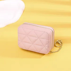 Mini Lippenstifttasche in Rosa mit Steppmuster und goldenem Schlüsselanhänger.