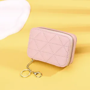 Detailansicht der rosa gesteppten Mini-Lippenstifttasche mit goldenem Schlüsselanhänger