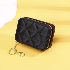 Nahaufnahme der schwarzen gesteppten Mini-Tasche mit goldenem Schlüsselanhänger