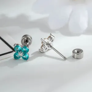 Vue détaillée des boucles d'oreilles fleur turquoise en titane avec fermoir à vis