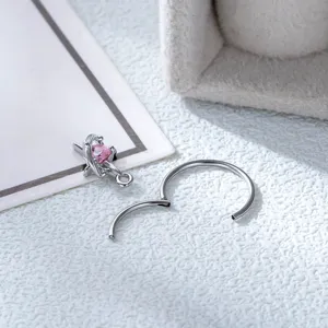 Anello a cerchio argento 0,8 mm con pendente stella pianeta rosa per piercing