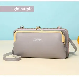 Detailansicht der hellvioletten Umhängetasche mit einem goldenen Vintage-Kussverschluss