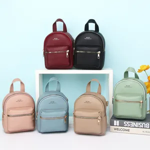 Collezione di sei mini zaini alla moda in colori pastello per donne e ragazze