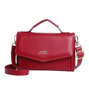 Rode multifunctionele crossbodytas voor dames met handvat en goudkleurige details