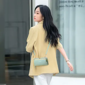 Elegante mintgrüne Umhängetasche für Damen mit einem minimalistischen Clipverschluss.