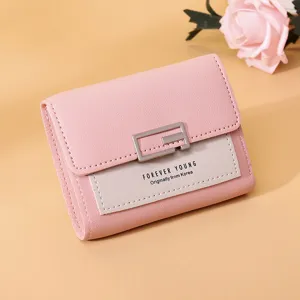 Detailansicht eines rosa Mini-Kunstleder-Portemonnaies mit Forever Young-Schriftzug