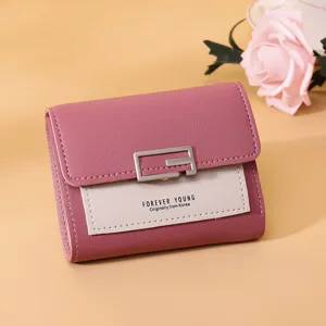 Detailaufnahme eines stilvollen rosa und cremefarbenen Mini-Portemonnaies mit G-Schnalle