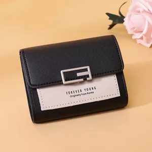 Detailansicht eines schwarz-beigen Damen-Portemonnaies mit eleganter G-Metallschnalle