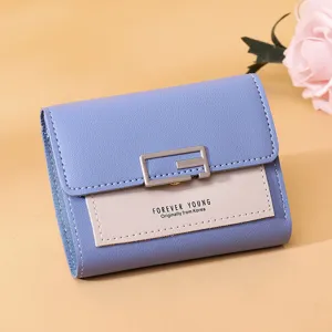 Kompakte lavendelblaue und beige Mini-Geldbörse für Damen mit Forever Young Schrift