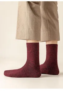Nahaufnahme von dicken Thermo-Wollsocken für Herren im dunkelroten Melange-Strickdesign.
