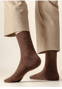 Nahaufnahme von dicken thermischen WollstrickSocken für Herren, warm für kalte Wintertage.