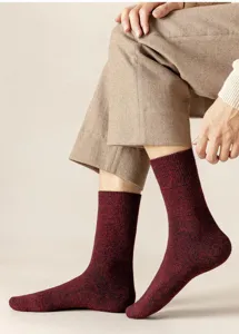 Nahaufnahme dicker Wollstrick-Herrensocken in Dunkelrot, ideal für gemütliche Winterwärme.