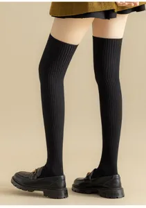 Chaussettes hautes noires côtelées au-dessus du genou pour femmes, automne et hiver.