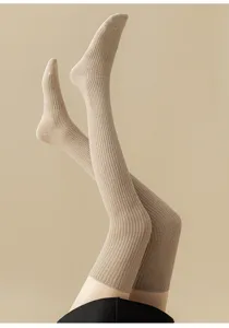 Chaussettes hautes et côturées au-dessus du genou, marron, pour l'automne et l'hiver.
