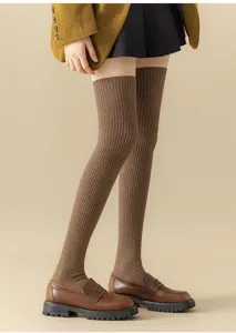 Chaussettes hautes côtelées marron pour femmes, bas longs confortables en coton automne hiver.