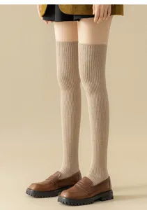 Chaussettes hautes côtélées marron au-dessus du genou, vue détaillée avec mocassins.