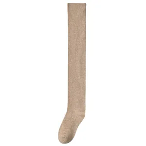 Chaussettes hautes tricotées au-dessus du genou, bas longs côtelés marron pour l'hiver.