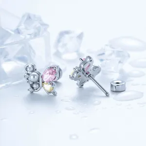 Schmetterlings-Knorpel-Ohrstecker mit rosa Zirkon und Perlen auf Eis-Hintergrund.