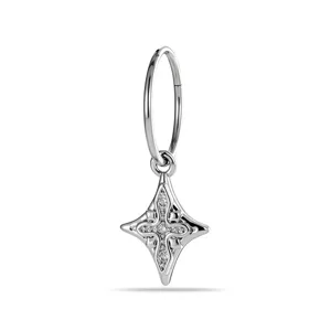 Orecchino a cerchio senza cuciture da 0.8mm con elegante ciondolo a stella incrociata