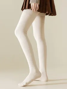 Nahaufnahme von gerippten Overknee-Strümpfen mit weichem Fleece-Futter Detailansicht Textur