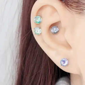 6mm titanium oorbellen met reuzenradslijpvorm en tweekleurige stenen in uniek kleurverloop