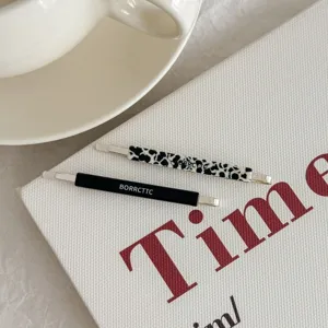 Κοντινό πλάνο από μινιμαλιστικά κλιπ μαλλιών από οξική κυτταρίνη σε μαύρο και λεοπάρ
