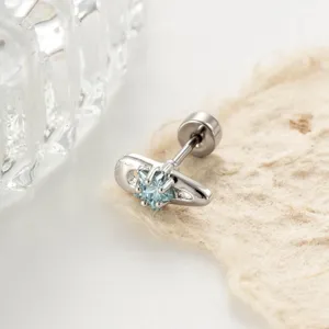 Elegante titanium oorknop met blauwe ster-zirkonia en uniek ontwerp in de vorm van een speld