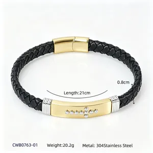Vista dettagliata del bracciale croce in pelle intrecciata da uomo in acciaio inox, 21cm.