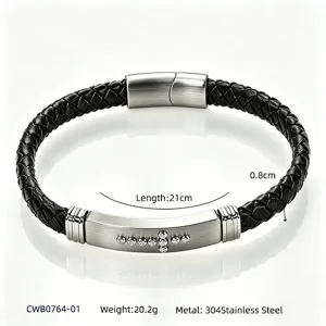 Vista dettagliata di un bracciale in pelle intrecciata da uomo con croce in acciaio