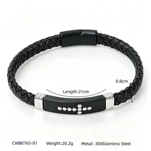 Dettaglio bracciale da uomo in pelle intrecciata con croce in acciaio inox opaco nero