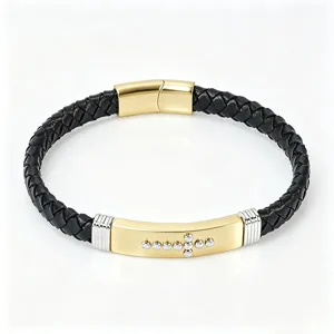 Dettaglio del bracciale in pelle intrecciata da uomo con croce di pietre e chiusura dorata