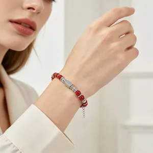 Dettaglio macro del bracciale con pietre naturali rosse e perle in acciaio inossidabile