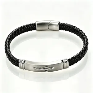 Dettaglio del bracciale in pelle intrecciata da uomo con croce di cristalli su acciaio