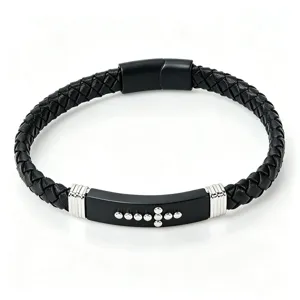 Primo piano di un bracciale in pelle intrecciata da uomo con dettaglio croce in acciaio