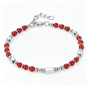 Dettaglio macro di un bracciale con pietre naturali rosse e perline in acciaio inox argento