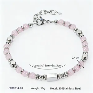 Vista dettagliata del bracciale con perle in pietra naturale rosa e acciaio inossidabile