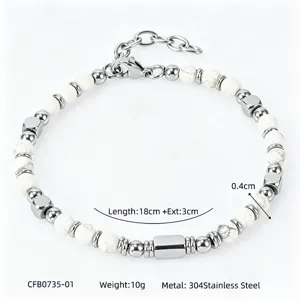Dettaglio del bracciale con perline di pietra naturale bianca e acciaio inossidabile 304