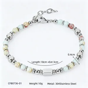 Dettaglio macro di bracciale in pietra naturale con perline in acciaio 304 e misure