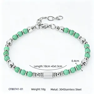 Dettaglio macro del bracciale di perline in pietra naturale verde con elementi in acciaio 304