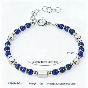 Dettaglio del braccialetto con pietre di lapislazzuli blu e perle in acciaio inox 304