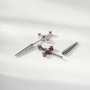 Detailoverzicht van titanium zwaard oorbellen met rode zirkonia's en schroefsluiting