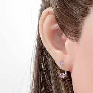 Élégantes boucles d'oreilles en titane en forme de C avec zircons violets.