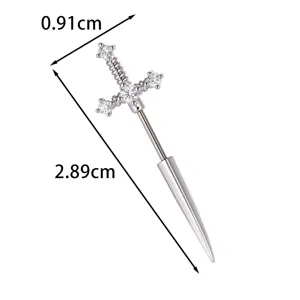 Micro-pave zirkoon zwaard kruis kraakbeen piercing oorsteker van titanium legering